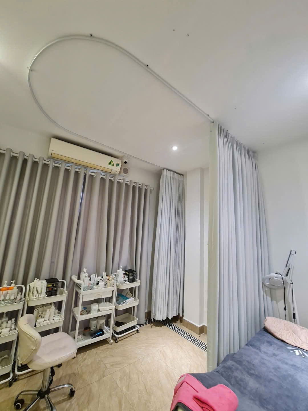 Bán và lắp đặt khung rèm uốn cong quây giường, che tủ